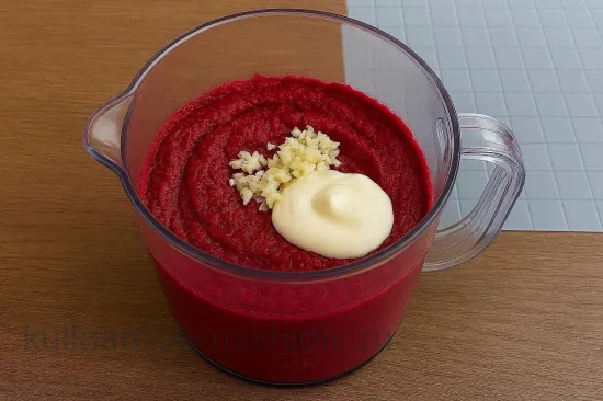 Тарталетки селедочкой и свекольной пастой - Взбиваем свекольную пасту