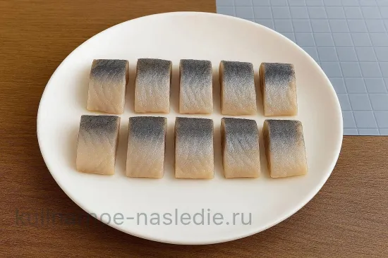 Тарталетки селедочкой и свекольной пастой - Разделываем селёдку