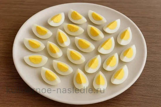 Тарталетки селедочкой и свекольной пастой - Подготавливаем яйца