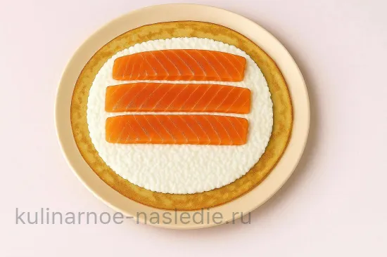 Блинные роллы с рыбой, рисом и огурцом - шаг 7 (изображение)