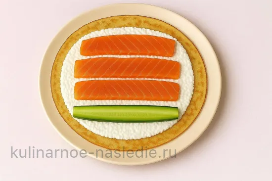 Блинные роллы с рыбой, рисом и огурцом - шаг 8 (изображение)