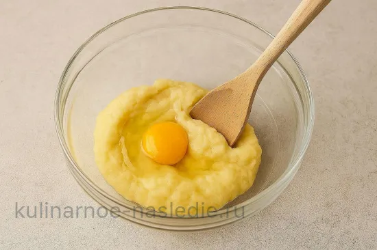 Профитроли с салатом из крабовых палочек - Вмешиваем яйца
