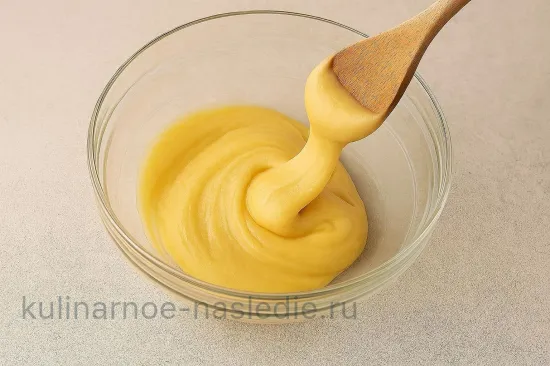 Профитроли с салатом из крабовых палочек - Доводим тесто до нужной консистенции