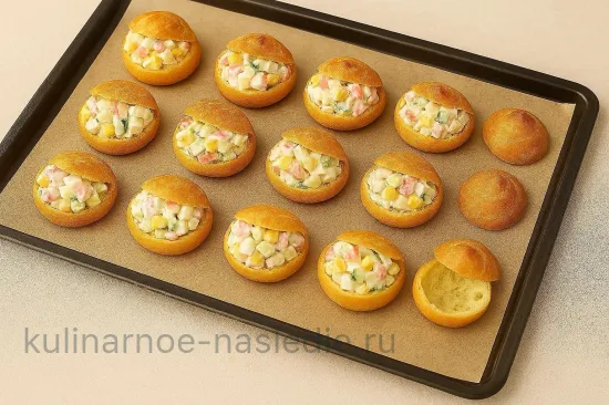 Профитроли с салатом из крабовых палочек - Наполняем профитроли и подаём