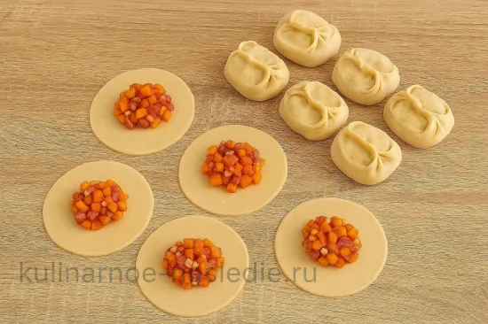 Ароматные манты с мясом и тыквой в нежном тесте - шаг 3