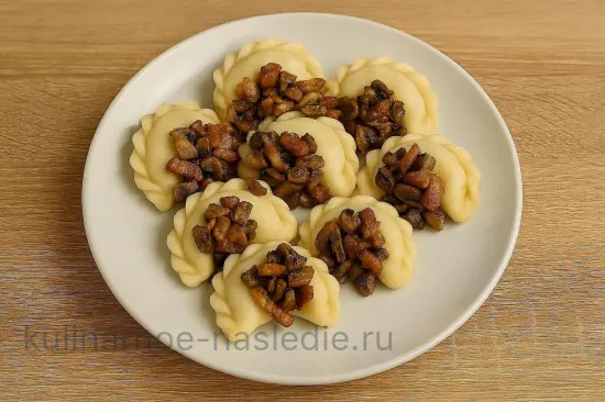 Пельмени по-сибирски с картофелем и мясной зажаркой - шаг 5