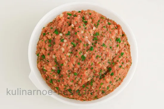 Нежные котлеты с яично-сырной начинкой под слоёной решёткой - Готовим мясную основу