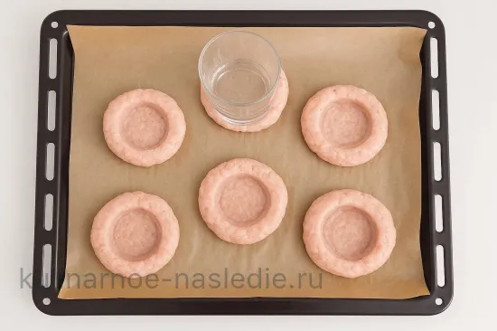 Нежные котлеты с яично-сырной начинкой под слоёной решёткой - Формируем котлеты с гнёздышком