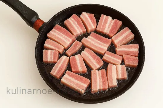 Сочная жареная грудинка с луком - шаг 2