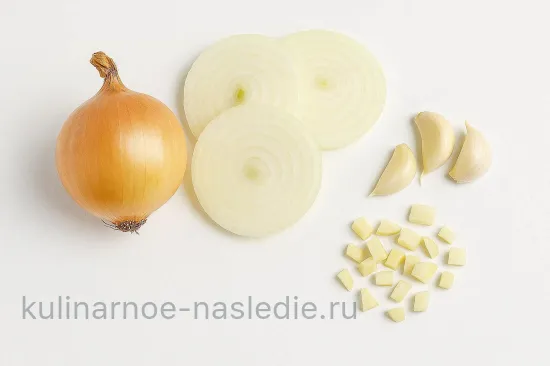 Сочная жареная грудинка с луком - шаг 3