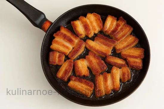 Сочная жареная грудинка с луком - шаг 4