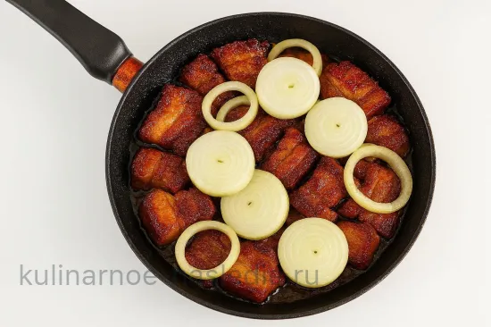 Сочная жареная грудинка с луком - шаг 5