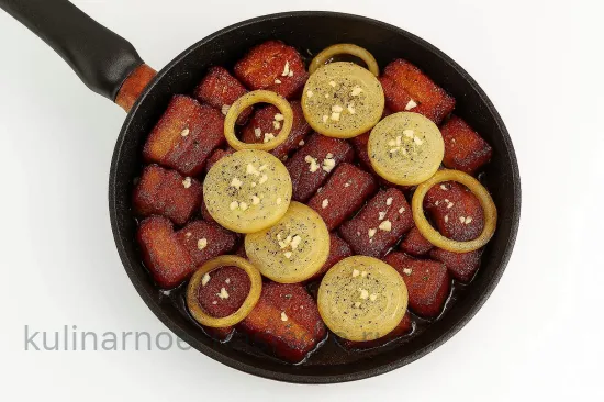 Сочная жареная грудинка с луком - шаг 6