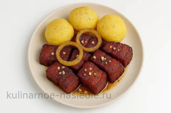 Сочная жареная грудинка с луком - шаг 7