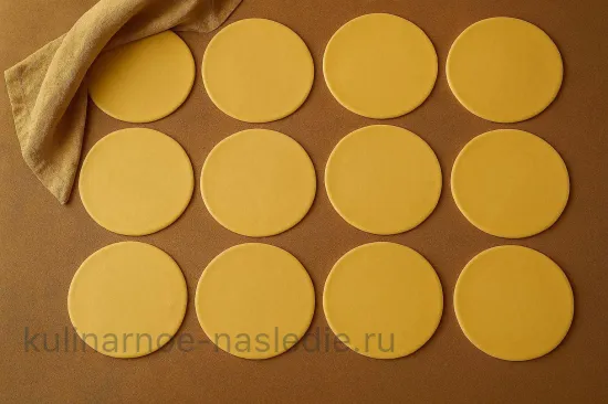 Слоёный кулич с джемом и орехами - шаг 4