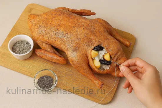 Ароматная утка, фаршированная яблоками, рисом и сухофруктами - шаг 3
