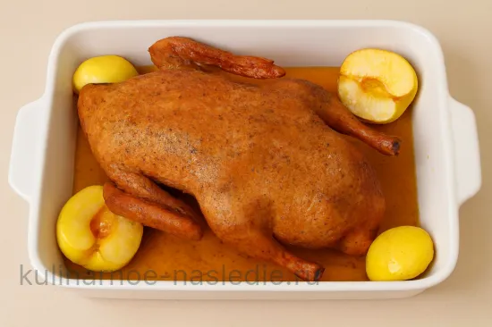 Ароматная утка, фаршированная яблоками, рисом и сухофруктами - шаг 4