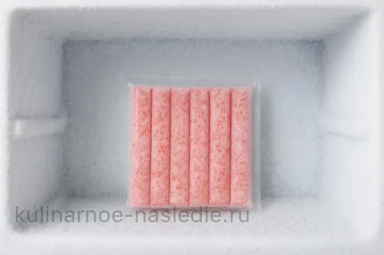 Нежные крабовые шарики с пикантной начинкой - шаг 1