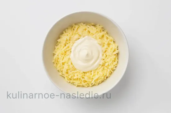 Нежные крабовые шарики с пикантной начинкой - шаг 2