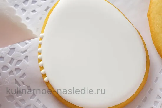 Расписное пасхальное печенье с розами - Точечный узор по краю