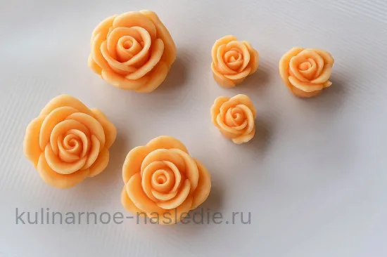 Расписное пасхальное печенье с розами - Крепим розы