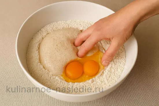 Паасброд – кулич по-голландски - Соединяем муку с опарой и яйцами