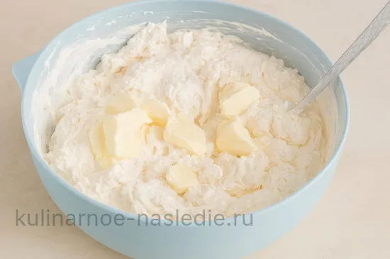 Паасброд – кулич по-голландски - Вводим сливочное масло и вымешиваем тесто