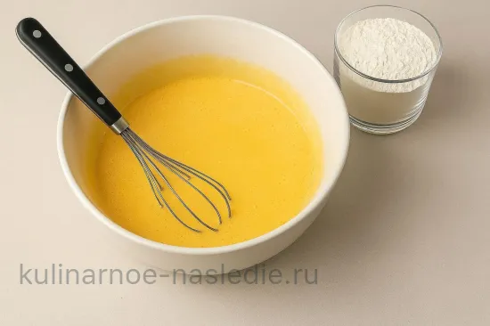 Нежные бисквитные куличи с шоколадной крошкой - Замешивание основы