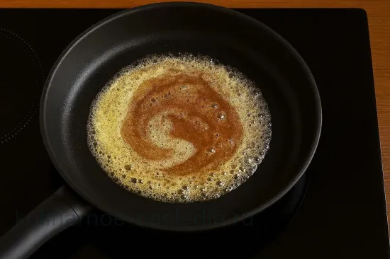 Творожная пасха с карамельными яблоками и изюмом - Варка карамели