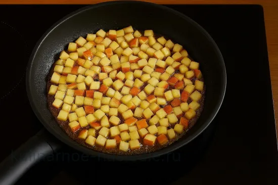 Творожная пасха с карамельными яблоками и изюмом - Обжарка яблок