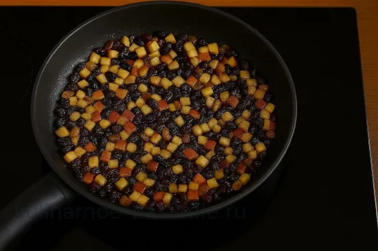 Творожная пасха с карамельными яблоками и изюмом - Добавление изюма