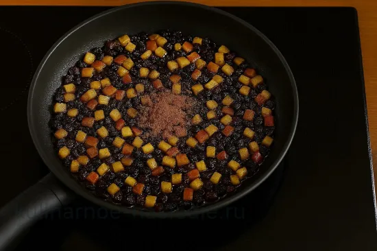 Творожная пасха с карамельными яблоками и изюмом - Корица и остывание