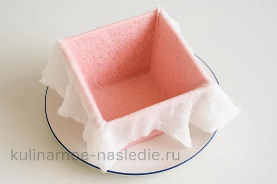 Творожная пасха с карамельными яблоками и изюмом - Подготовка пасочницы