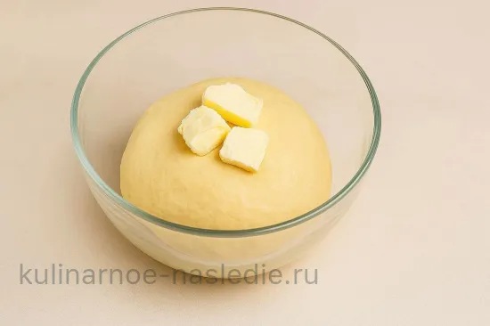 Кулич с грудинкой и сыром - Замес с маслом