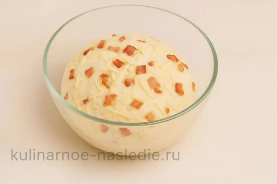 Кулич с грудинкой и сыром - Внесение начинки