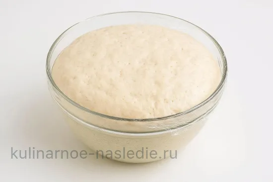 Пасхальный кулич в мультиварке с вишней и апельсиновой цедрой - Замес опары с мукой
