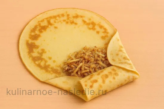 Блины с яблоками и грецкими орехами - Формирование конвертиков
