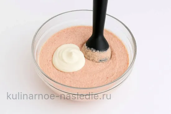 Изысканные кальмары, фаршированные нежным крабовым паштетом - Добавление майонеза в паштет