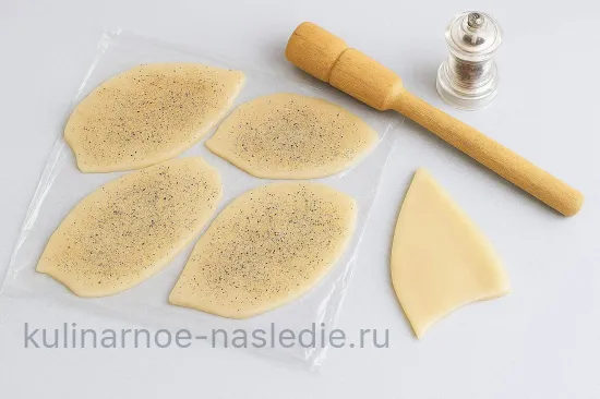 Отбивные кальмары в сухарях - Нарезка и отбивание филе