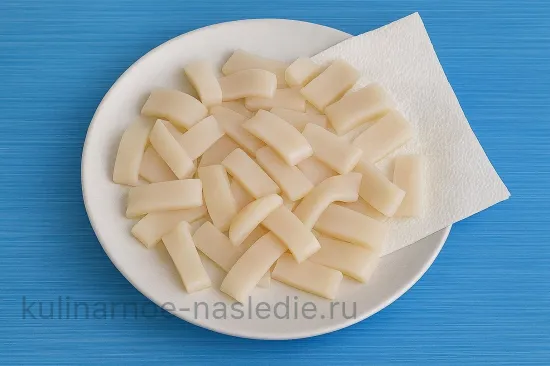 Жареный рис с кальмарами и яйцом - Чистка и нарезка кальмаров