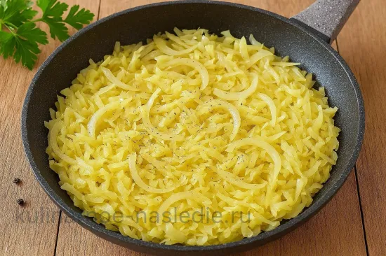 Заливной капустный пирог с сайрой и сыром - Начинка из капусты с луком