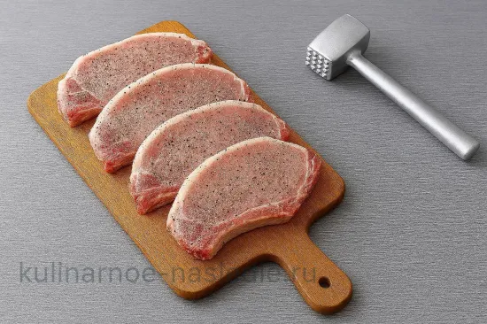 Отбивная свинина с картофельной запеканкой - Отбивание и подготовка мяса