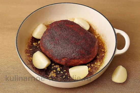 Рубленая свинина в картофеле - Обжарка мяса с луком и чесноком