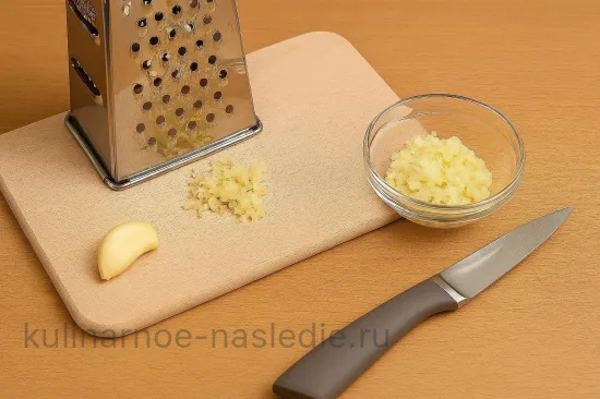 Курица в сметане на банке - Измельчаем чеснок