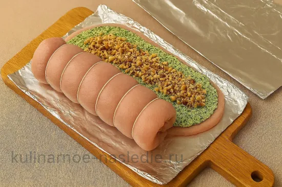 Рулет из индейки с мятой и орехами - Сворачиваем рулет и запекаем