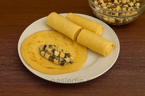 Яичные блинчики с курицей и грибами - Сворачиваем блинчики с начинкой
