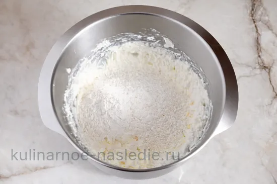 Творожные сырники с кокосовой стружкой - Добавление муки и кокоса