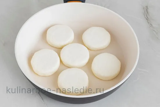 Творожные сырники с кокосовой стружкой - Обжарка до корочки