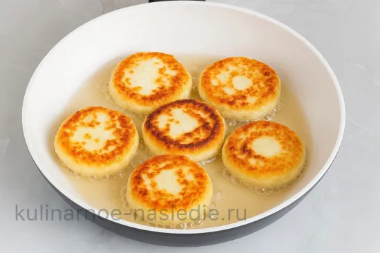 Творожные сырники с кокосовой стружкой - Пропаривание под крышкой