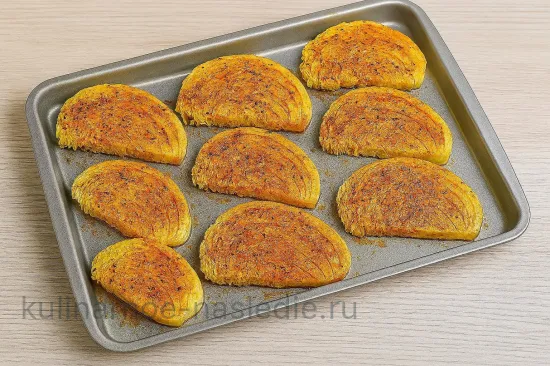Стейки из пекинской капусты - Покрываем соусом и запекаем